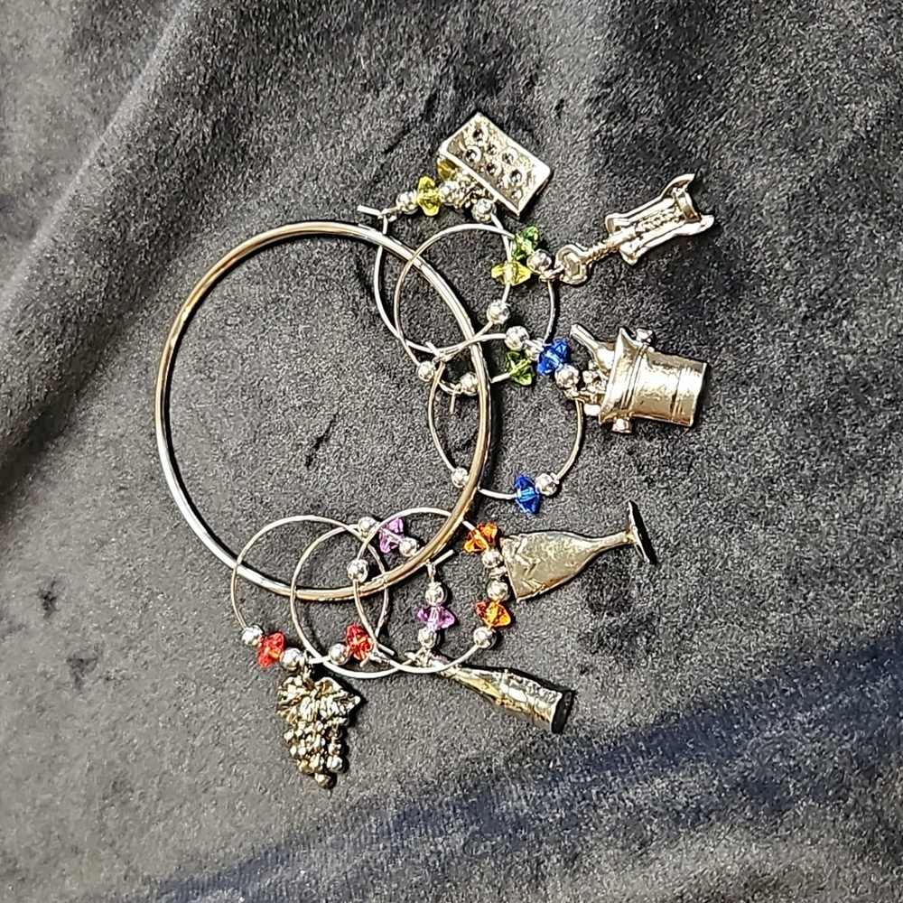 Multicolored Silverstone metal wine charms